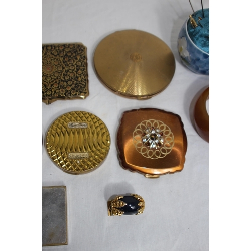 390 - SELECTION OF VINTAGE COMPACTS AND HAIR AND STICK PINS