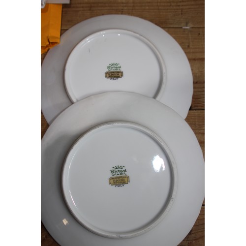 218 - QUANTITY OF VINTAGE COLLECTABLE PLATES