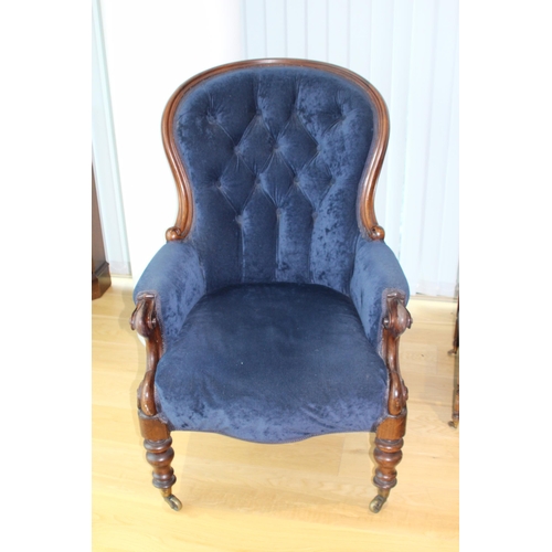 21 - ANTIQUE ARMCHAIR
71 X 70 X 110CM