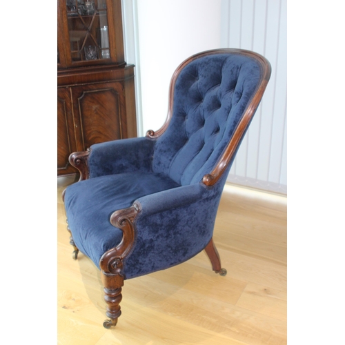 21 - ANTIQUE ARMCHAIR
71 X 70 X 110CM