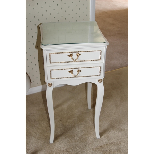 12 - QUEEN ANNE STYLE DRESSING TABLE AND PAIR OF BEDSIDE TABLES 
128 X 64 X 145CM