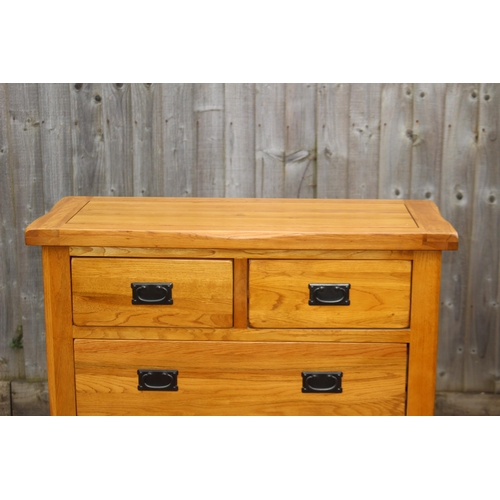 82 - OAK FURNITURELAND 2/3 OAK CHEST OF DRAWERS 
98 X 43 X 98CM