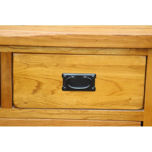 82 - OAK FURNITURELAND 2/3 OAK CHEST OF DRAWERS 
98 X 43 X 98CM