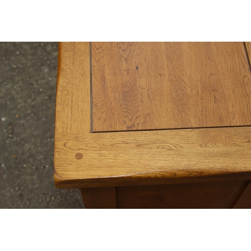 83 - PAIR OF OAK FURNITURELAND OAK BEDSIDE TABLES 
50 X 42 X 60CM