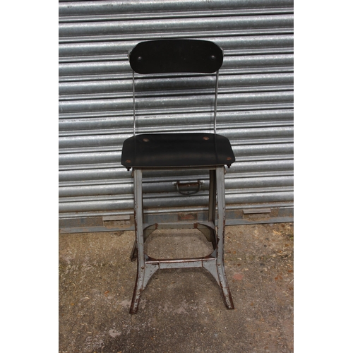 51 - RETRO INDUSTRIAL CHAIR
37 X 37 X 89CM