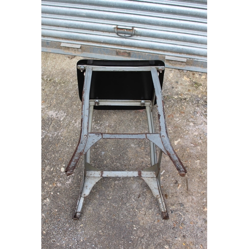 51 - RETRO INDUSTRIAL CHAIR
37 X 37 X 89CM