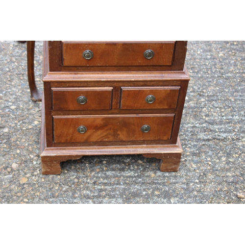 26 - REPRODUCTION BUREAU AND 2 SMALL CHEST OF DRAWERS 
52 X 46 X 102CM