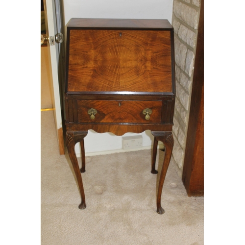 26 - REPRODUCTION BUREAU AND 2 SMALL CHEST OF DRAWERS 
52 X 46 X 102CM