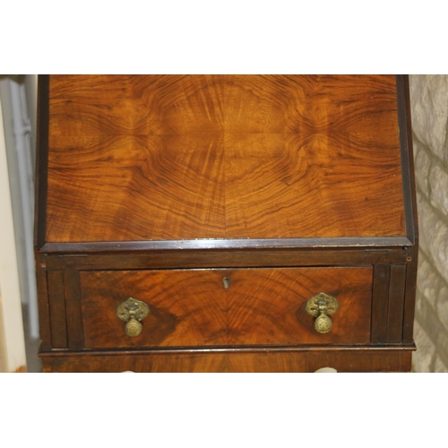 26 - REPRODUCTION BUREAU AND 2 SMALL CHEST OF DRAWERS 
52 X 46 X 102CM