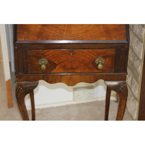 26 - REPRODUCTION BUREAU AND 2 SMALL CHEST OF DRAWERS 
52 X 46 X 102CM