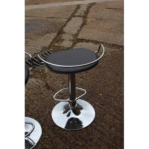 32 - PAIR OF BAR STOOLS 
48 X 40 X 84CM