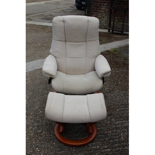 33 - EKORNES STRESSLESS CREAM FABRIC RECLINER CHAIR AND STOOL
75 X 70 X 105CM