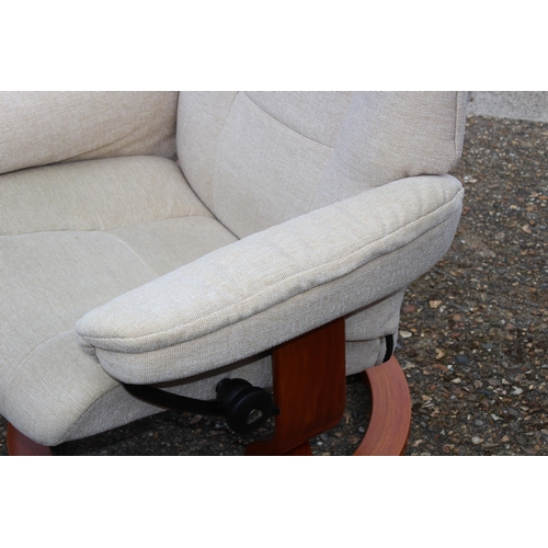 33 - EKORNES STRESSLESS CREAM FABRIC RECLINER CHAIR AND STOOL
75 X 70 X 105CM