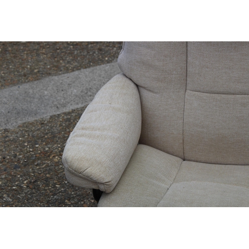 33 - EKORNES STRESSLESS CREAM FABRIC RECLINER CHAIR AND STOOL
75 X 70 X 105CM