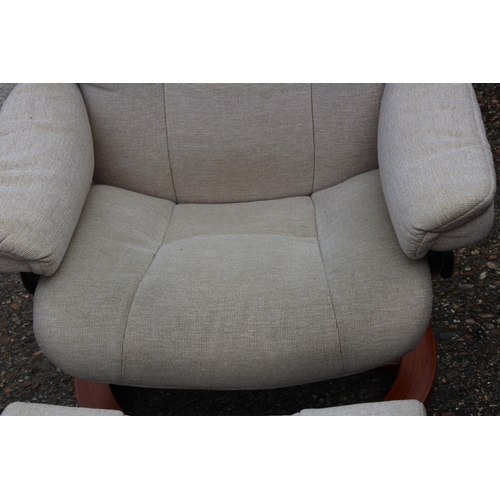 33 - EKORNES STRESSLESS CREAM FABRIC RECLINER CHAIR AND STOOL
75 X 70 X 105CM