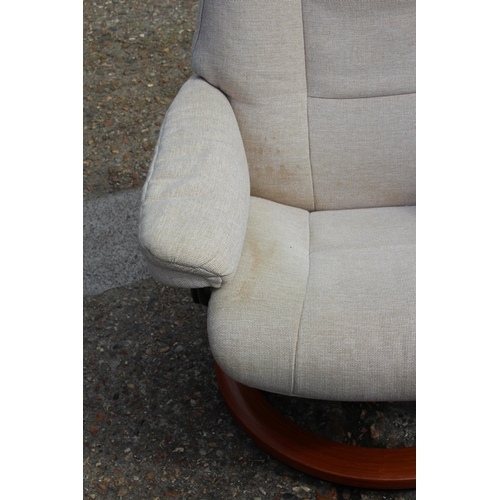 34 - EKORNES STRESSLESS CREAM FABRIC RECLINER SOFA AND CHAIR
155 X 75 X 77CM