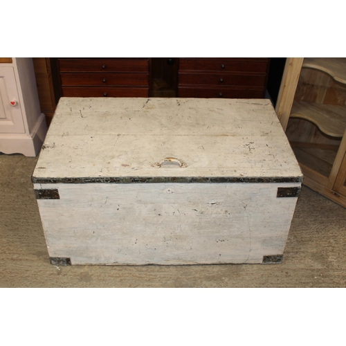 41 - VINTAGE WOODEN TRUNK
92 X 60 X 48CM