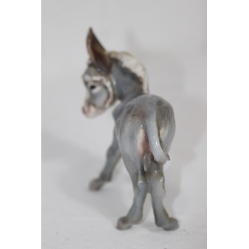 870 - SYLVAC FIGURE OF A HORSE AND ONE OTHER 
23 X 19CM