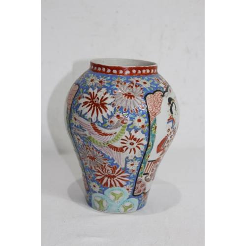 302 - JAPANESE VASE WITH 6 CHARACTER MARK
19CM