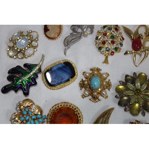 407 - QUANTITY OF BROOCHES