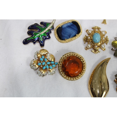 407 - QUANTITY OF BROOCHES