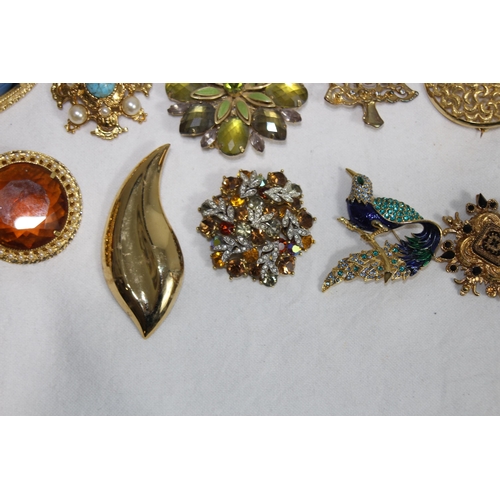 407 - QUANTITY OF BROOCHES