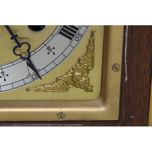 895 - 20TH CENTURY AN ELLIOTT CLOCK MANTLE CLOCK
22 X 23 X 14CM