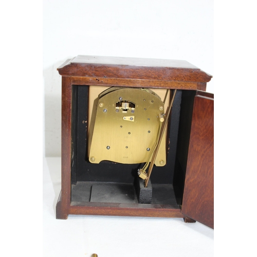 895 - 20TH CENTURY AN ELLIOTT CLOCK MANTLE CLOCK
22 X 23 X 14CM