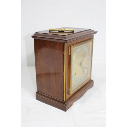 895 - 20TH CENTURY AN ELLIOTT CLOCK MANTLE CLOCK
22 X 23 X 14CM