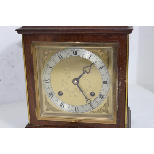 895 - 20TH CENTURY AN ELLIOTT CLOCK MANTLE CLOCK
22 X 23 X 14CM