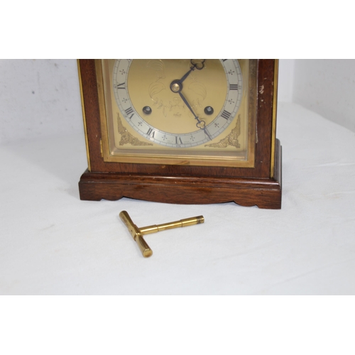 895 - 20TH CENTURY AN ELLIOTT CLOCK MANTLE CLOCK
22 X 23 X 14CM