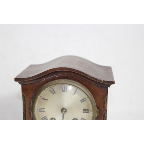 896 - VINTAGE MANTLE CLOCK
20 X 17 X 13CM