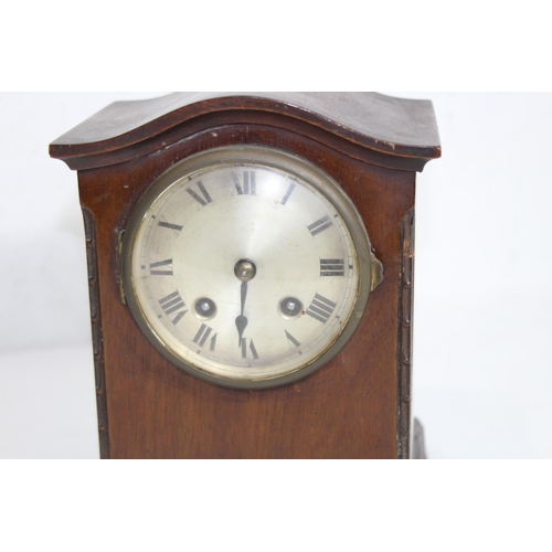 896 - VINTAGE MANTLE CLOCK
20 X 17 X 13CM