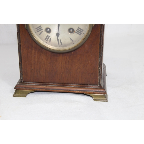 896 - VINTAGE MANTLE CLOCK
20 X 17 X 13CM