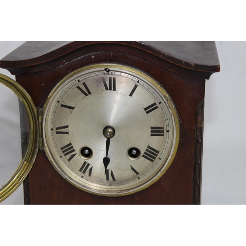 896 - VINTAGE MANTLE CLOCK
20 X 17 X 13CM