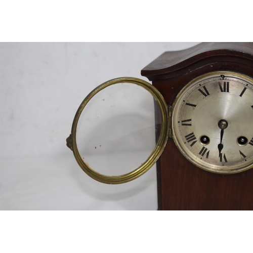 896 - VINTAGE MANTLE CLOCK
20 X 17 X 13CM