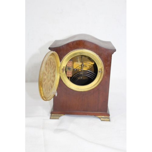 896 - VINTAGE MANTLE CLOCK
20 X 17 X 13CM