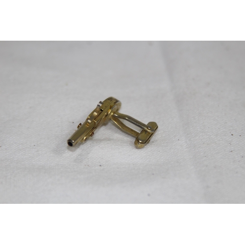 1023 - PAIR OF PISTOL CUFFLINKS