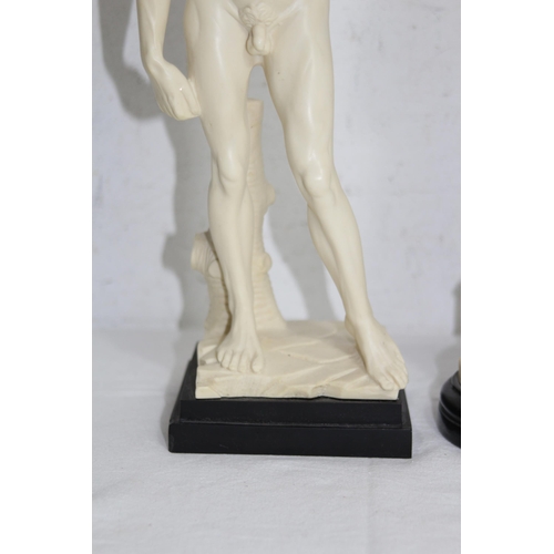 298 - QUANTITY OF CLASSIC STYLE FIGURES - 1 A/F
38CM