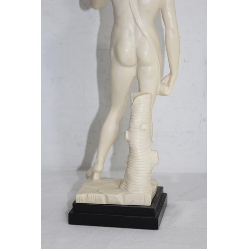 298 - QUANTITY OF CLASSIC STYLE FIGURES - 1 A/F
38CM