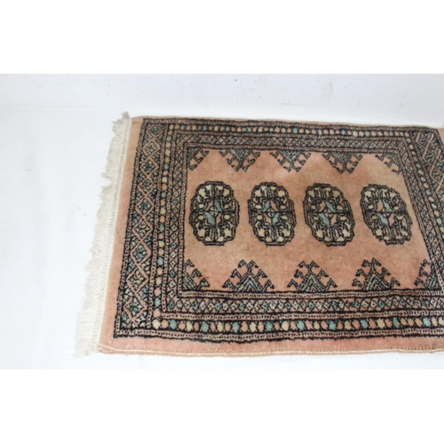 401 - QUANTITY OF MISCELLANEOUS ITEMS INCLUDING LEATHER BELT WITH FITTED COINS AND PRAYER MAT
59 X 45CM