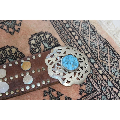 401 - QUANTITY OF MISCELLANEOUS ITEMS INCLUDING LEATHER BELT WITH FITTED COINS AND PRAYER MAT
59 X 45CM