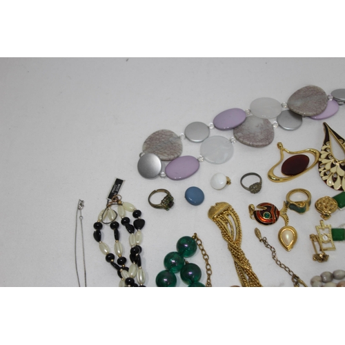 404 - QUANTITY OF COSTUME JEWELLERY