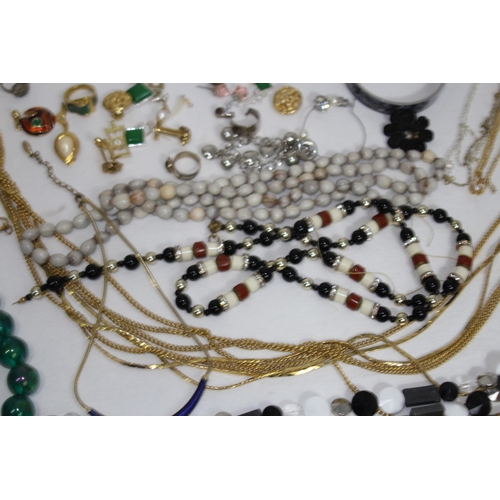 404 - QUANTITY OF COSTUME JEWELLERY