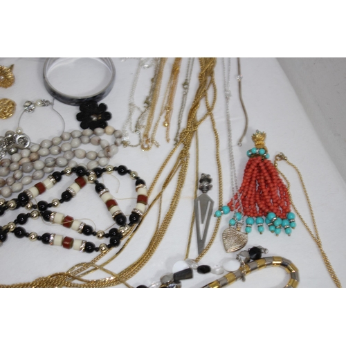 404 - QUANTITY OF COSTUME JEWELLERY