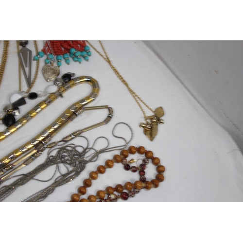 404 - QUANTITY OF COSTUME JEWELLERY