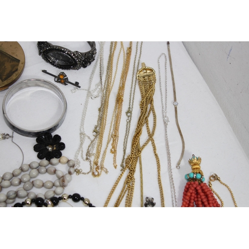 404 - QUANTITY OF COSTUME JEWELLERY