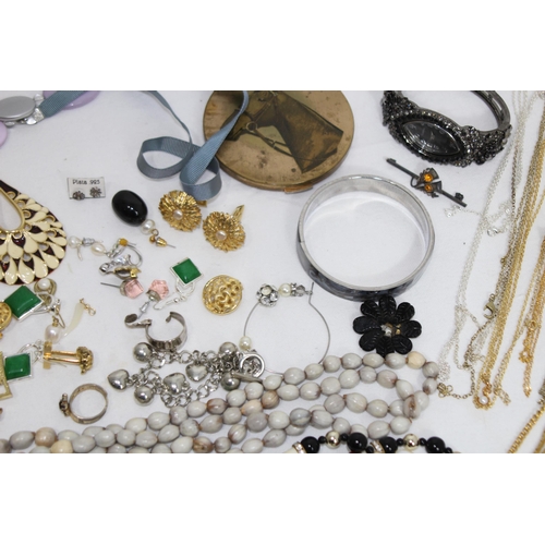 404 - QUANTITY OF COSTUME JEWELLERY