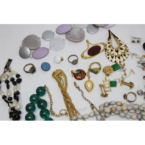 404 - QUANTITY OF COSTUME JEWELLERY