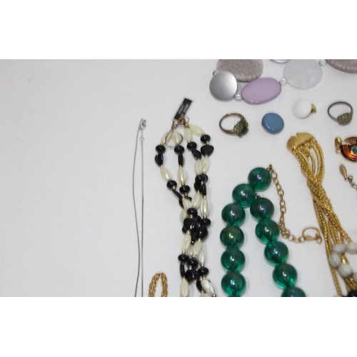 404 - QUANTITY OF COSTUME JEWELLERY